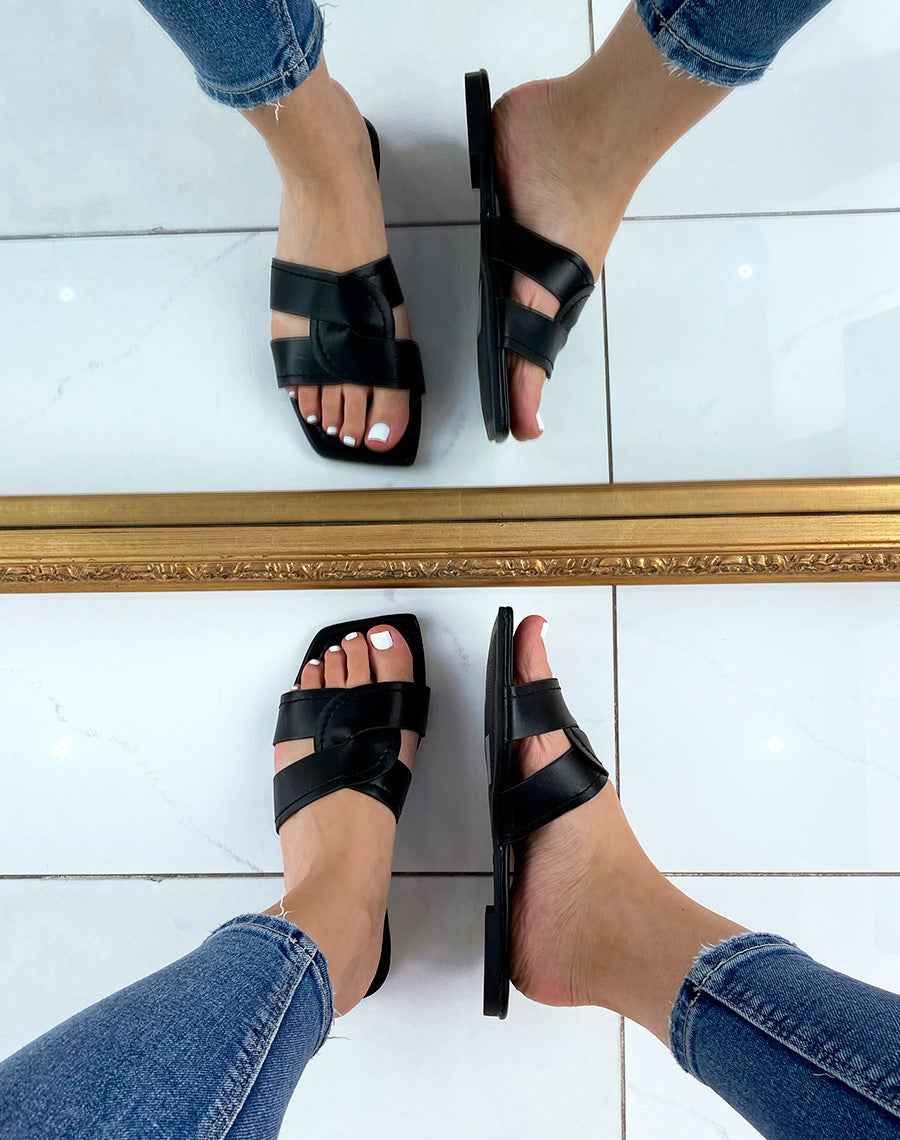 Mules noires à larges brides entrecroisées