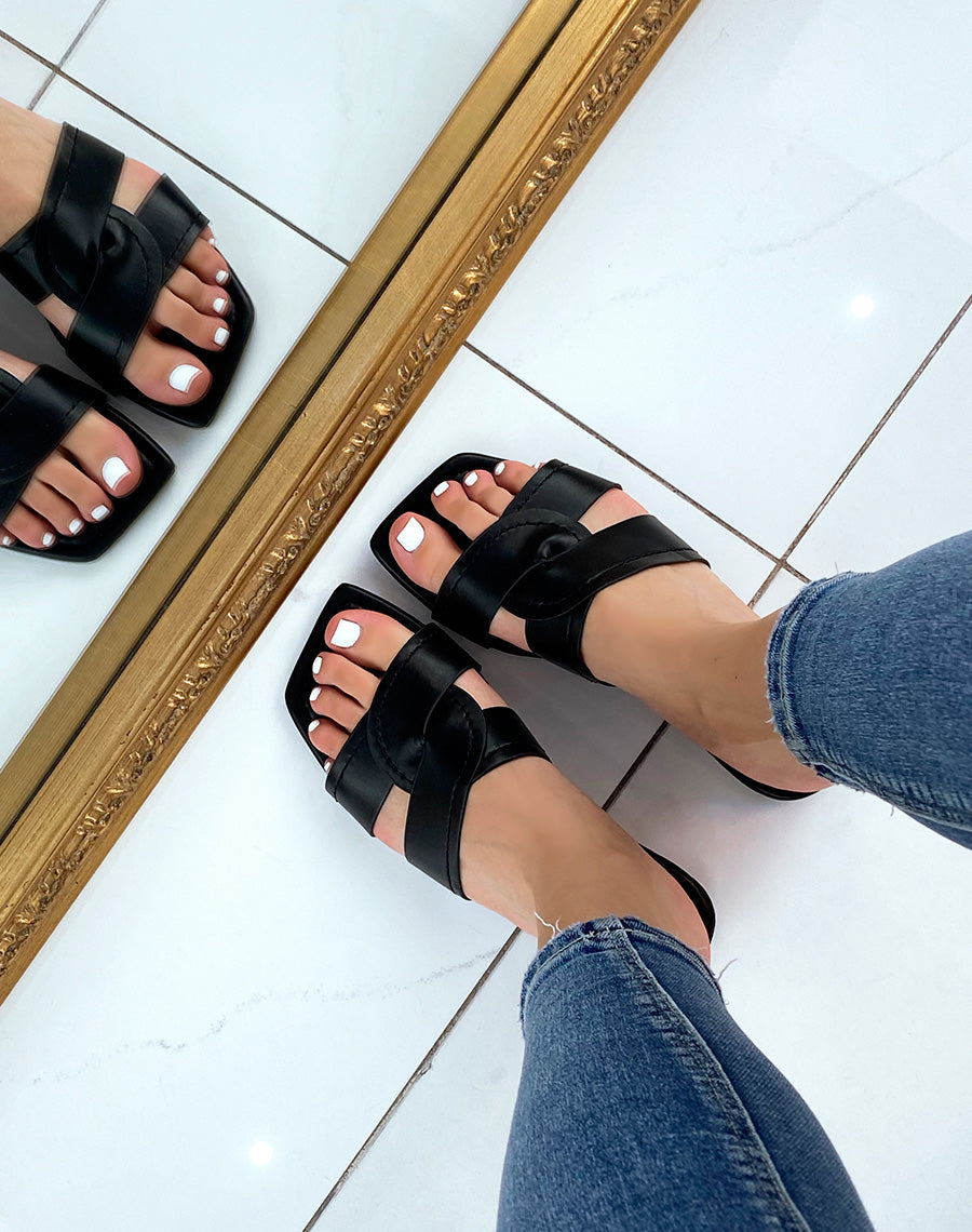 Mules noires à larges brides entrecroisées