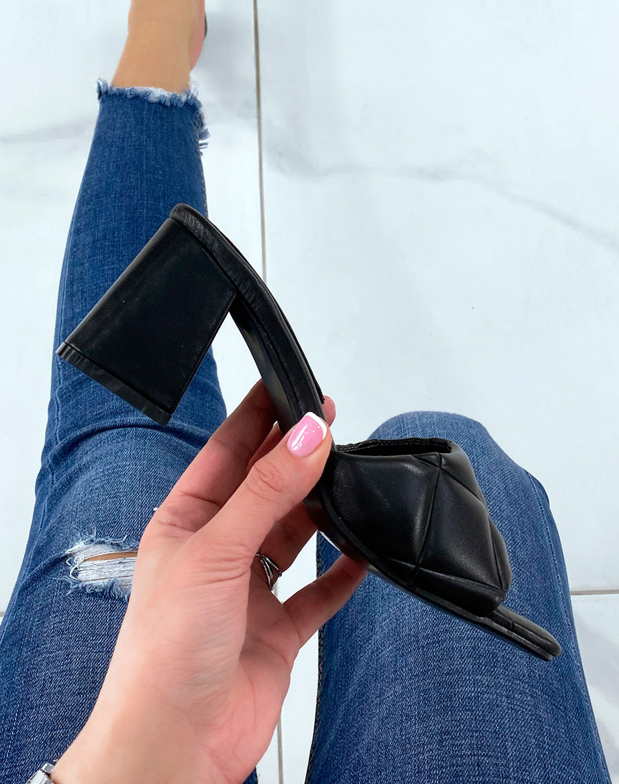 Mules noires matelassées à talon bas