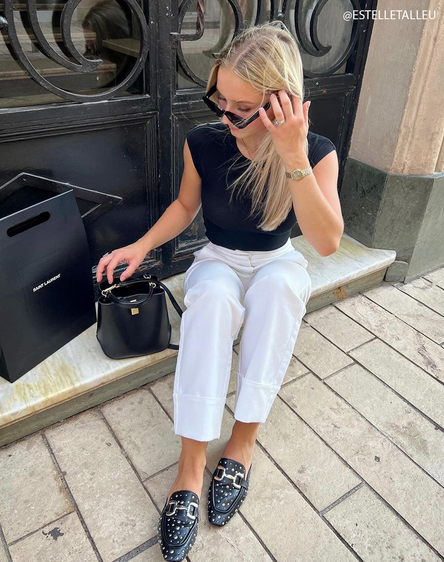 Mules noires ornées de clous argentés et d'une boucle élégante