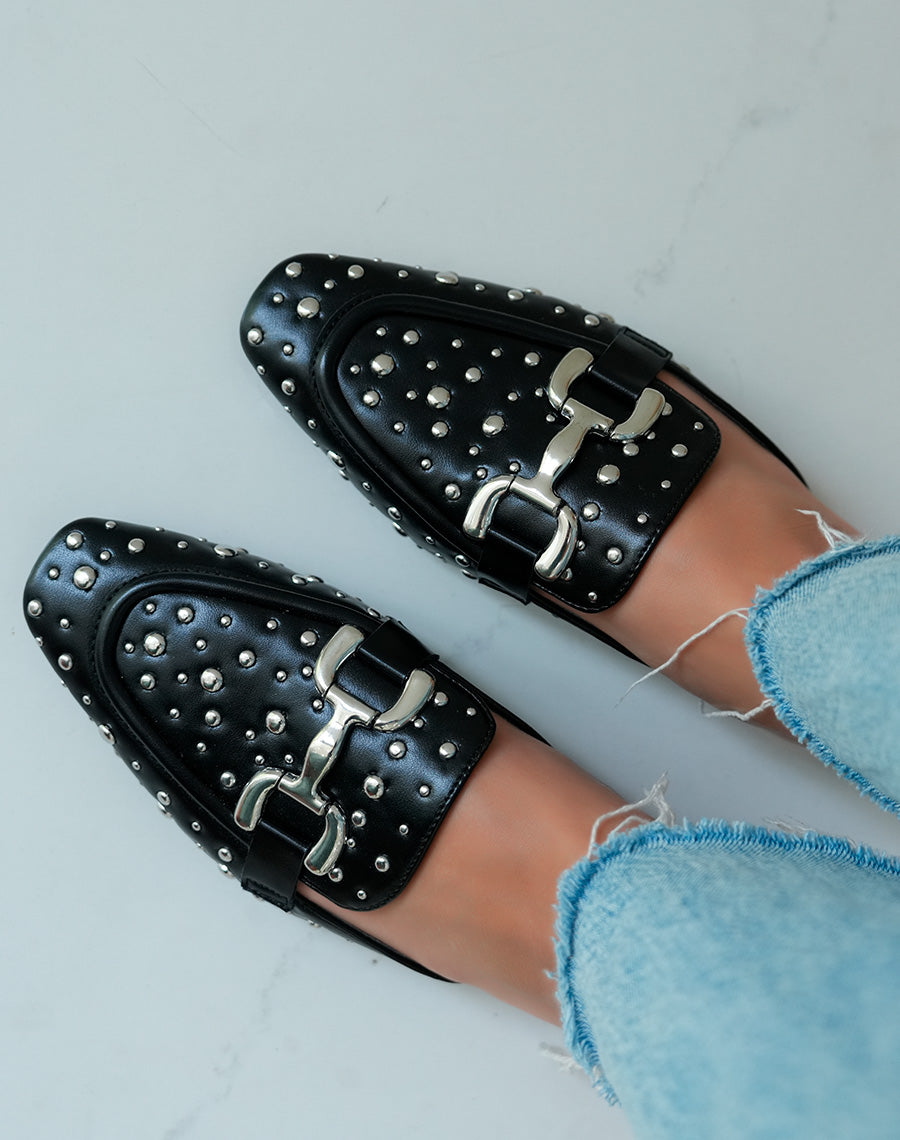 Mules noires ornées de clous argentés et d'une boucle élégante