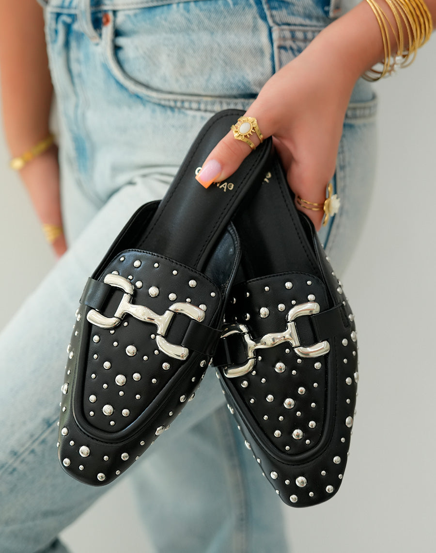 Mules noires ornées de clous argentés et d'une boucle élégante