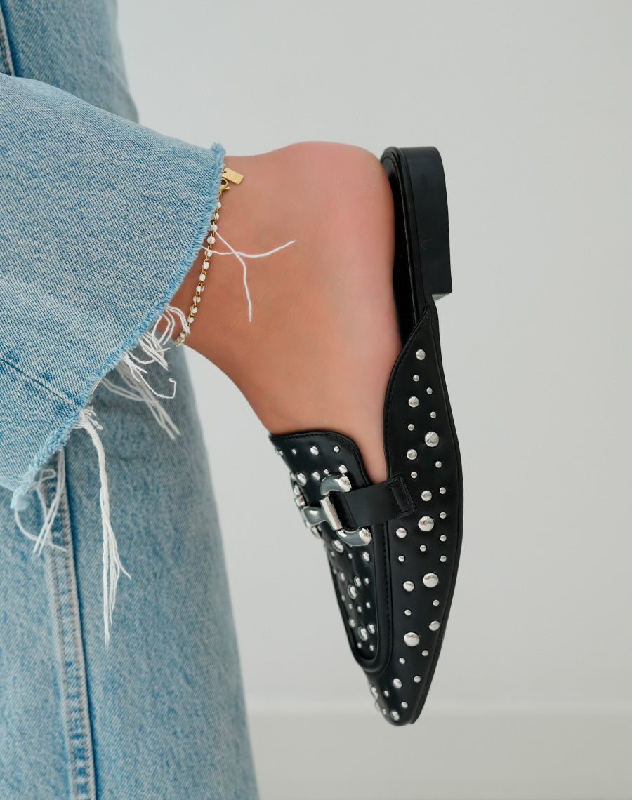 Mules noires ornées de clous argentés et d'une boucle élégante