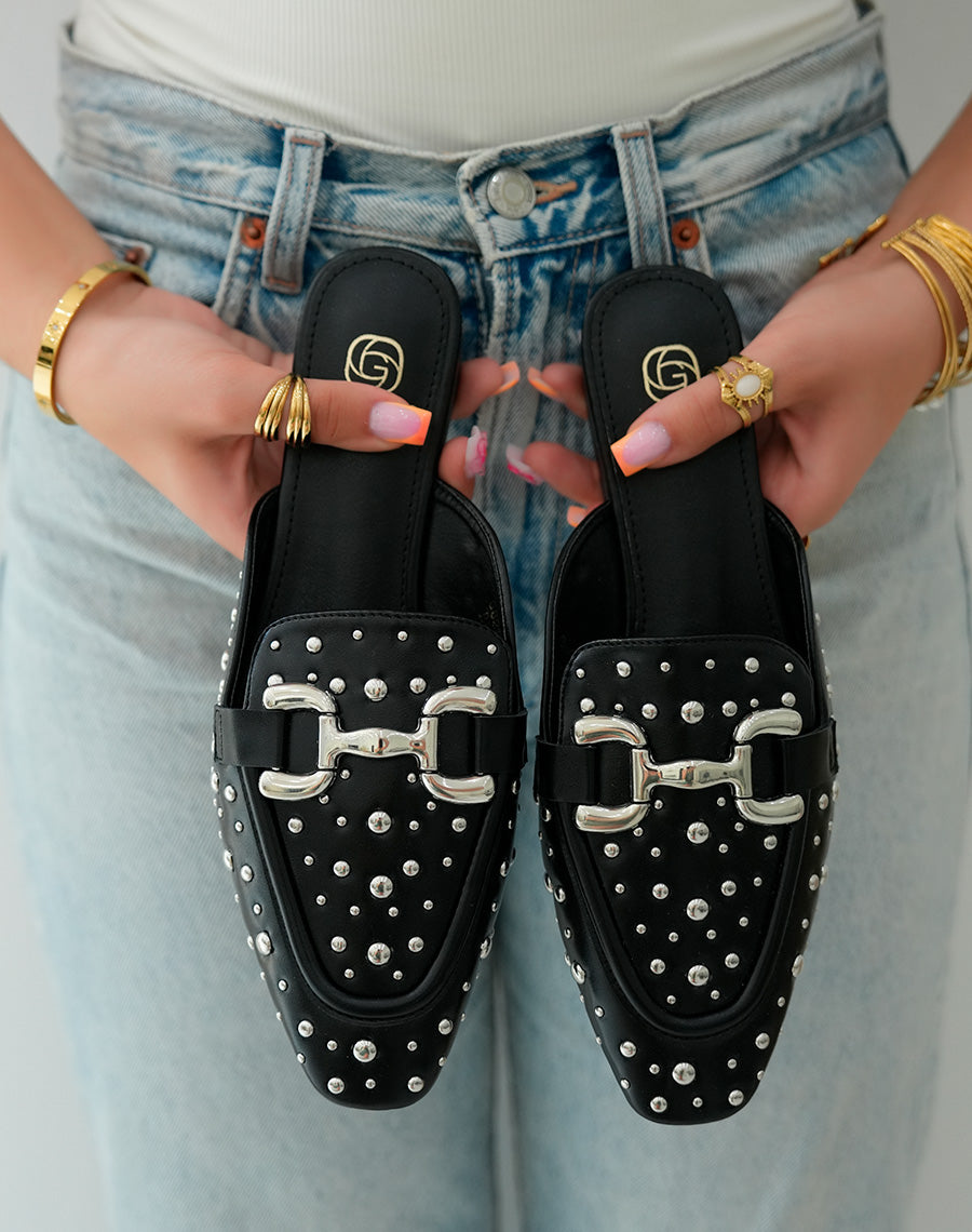 Mules noires ornées de clous argentés et d'une boucle élégante