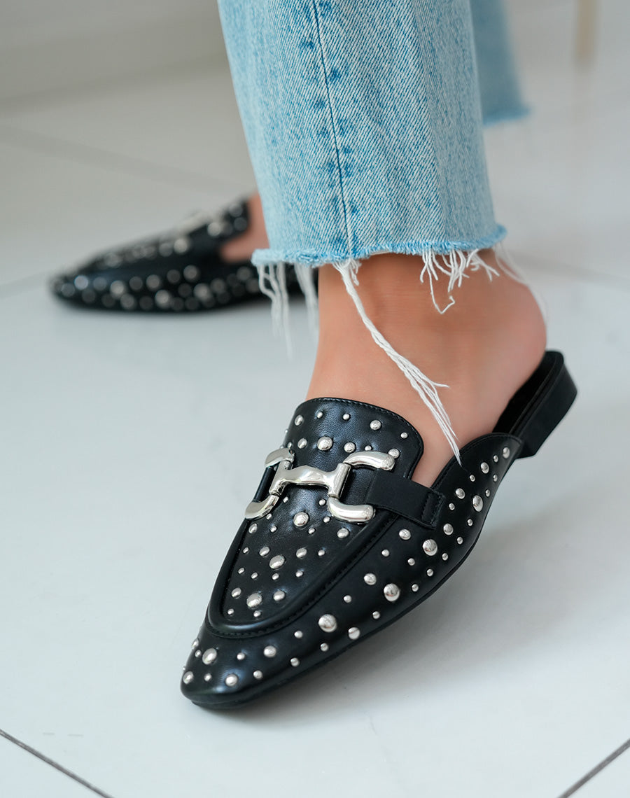 Mules noires ornées de clous argentés et d'une boucle élégante