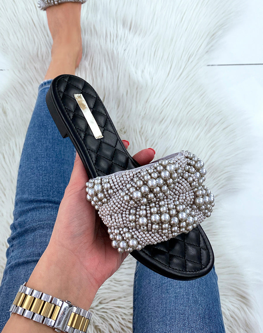 Mules noires ornées de perles argentées