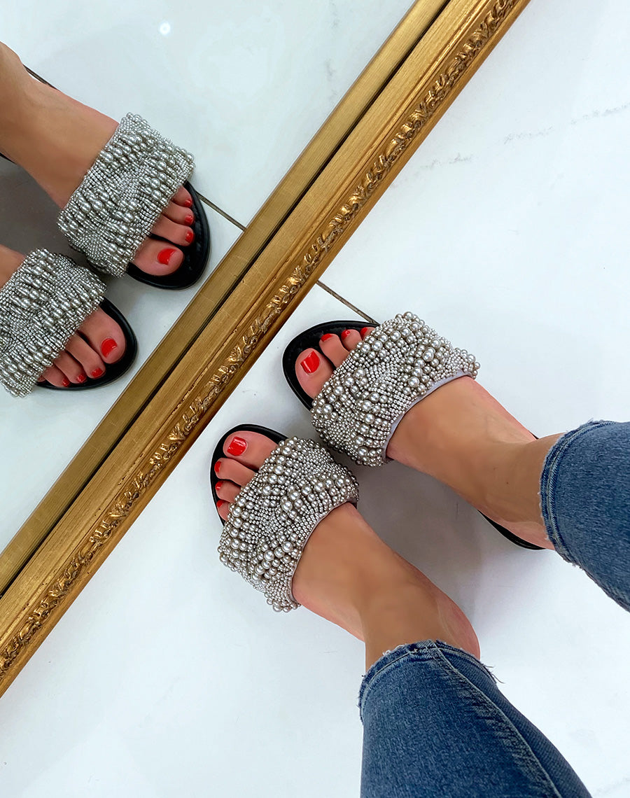 Mules noires ornées de perles argentées