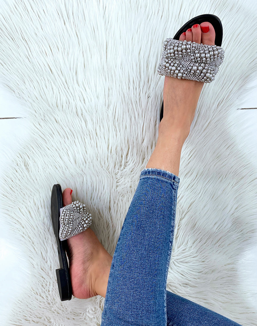 Mules noires ornées de perles argentées
