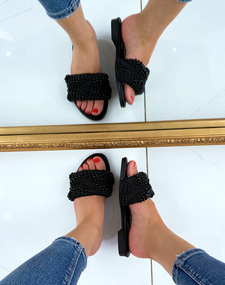 Mules noires ornées de perles noires