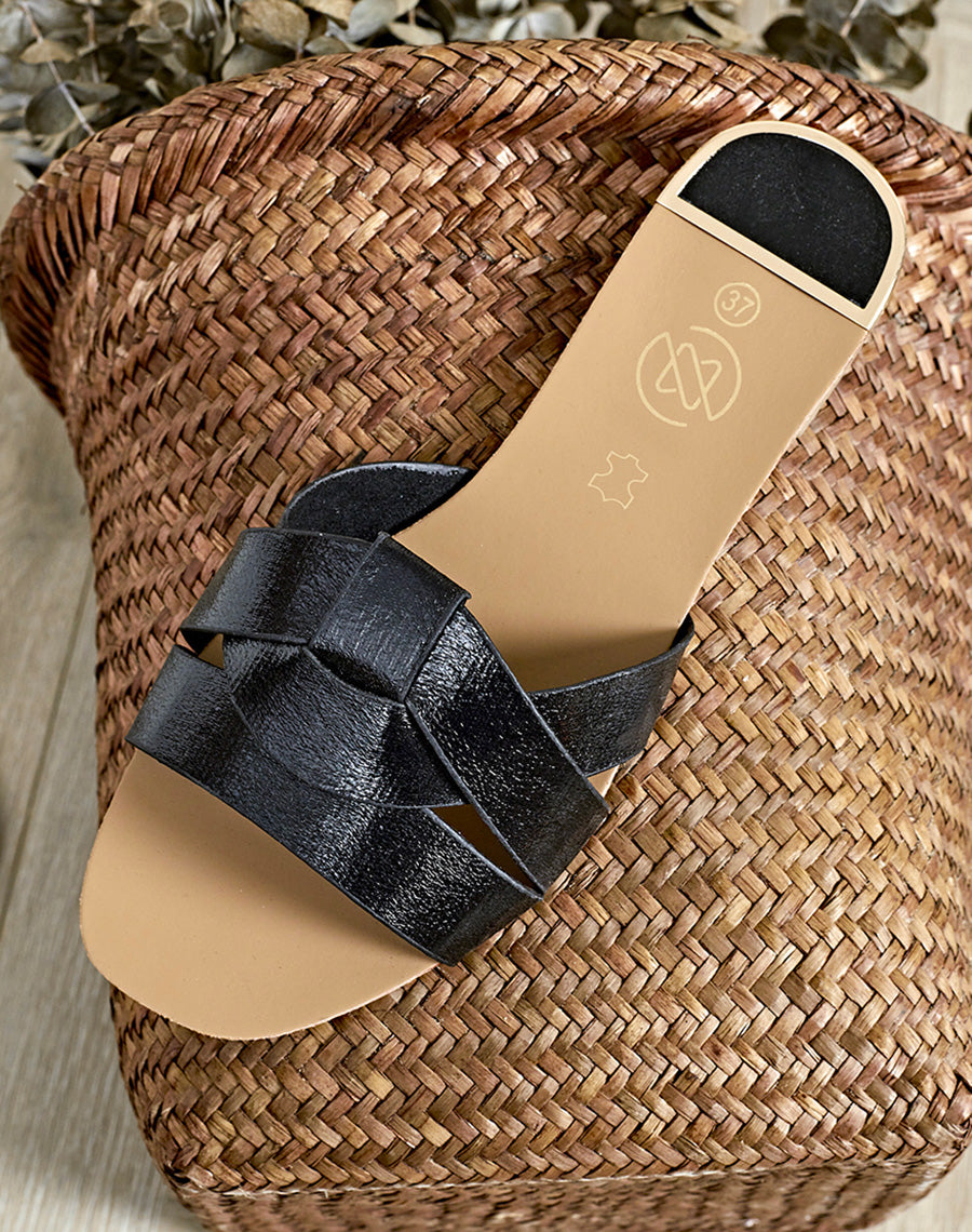 Mules noires plates à bride entrecroisées et à détail dorée et noir