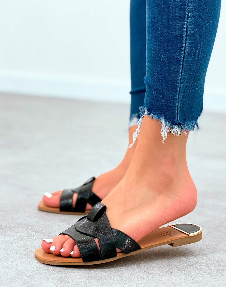Mules noires plates à bride entrecroisées et à détail dorée et noir