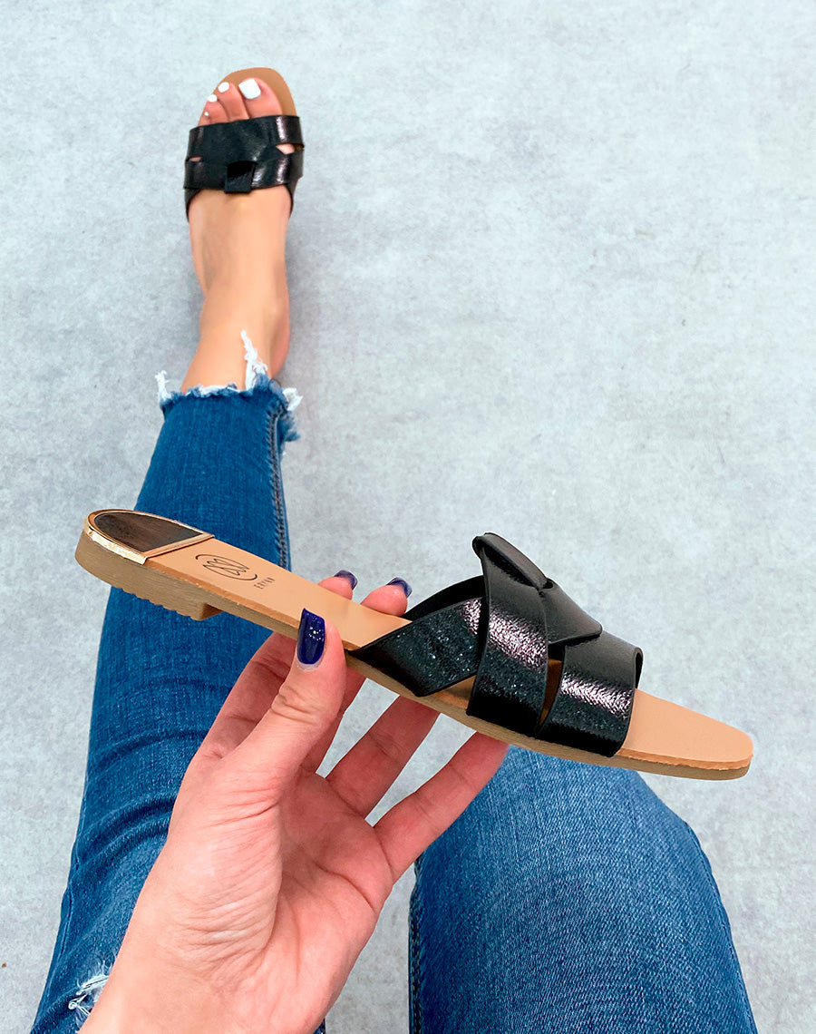 Mules noires plates à bride entrecroisées et à détail dorée et noir