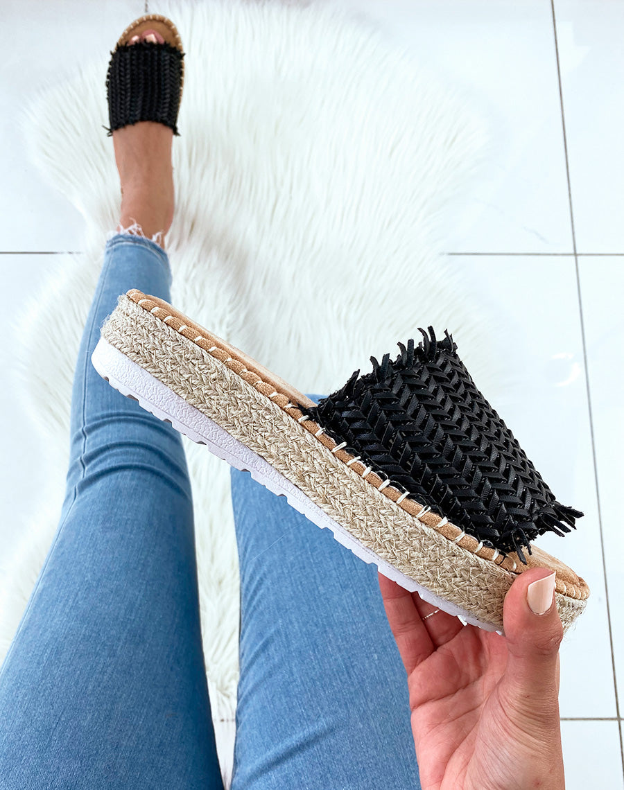 Mules noires à semelles compensées et brides fantaisies