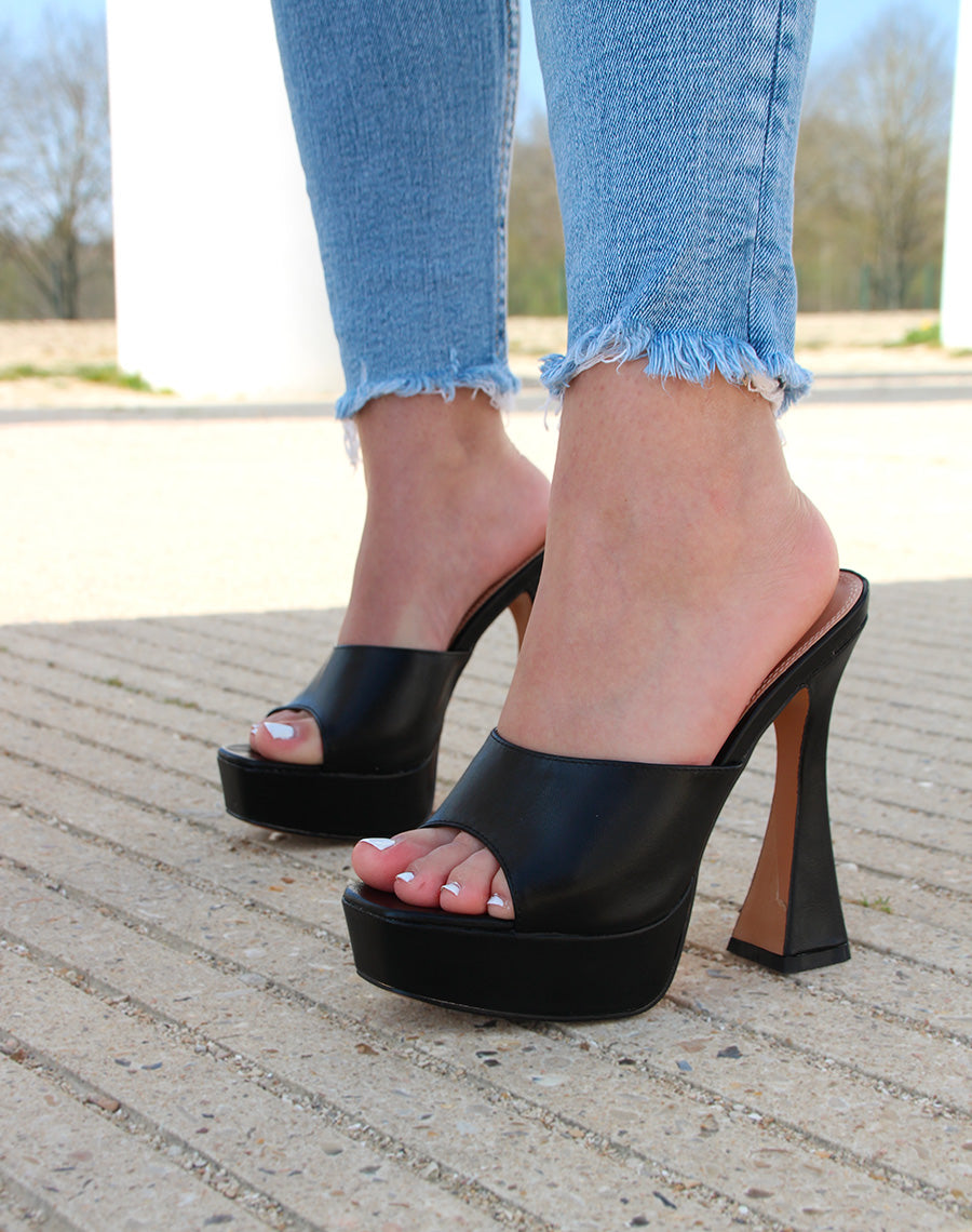 Mules noires à talon biseauté et à plateforme