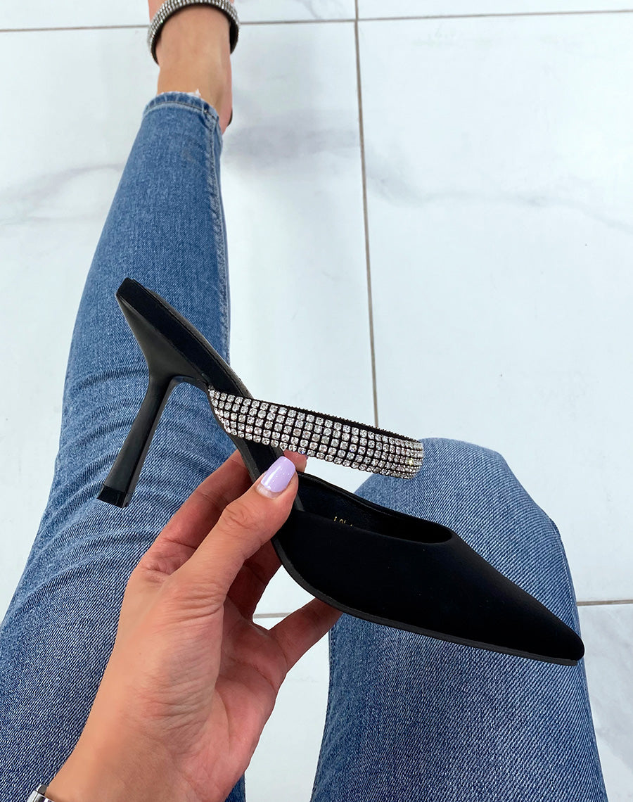 Mules noires à talon bout pointu et lanière à strass