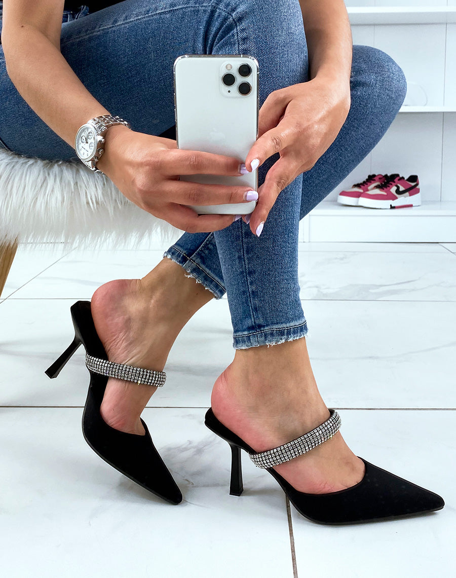 Mules noires à talon bout pointu et lanière à strass