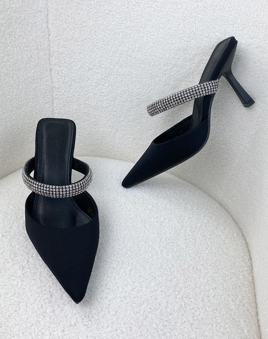 Mules noires à talon bout pointu et lanière à strass