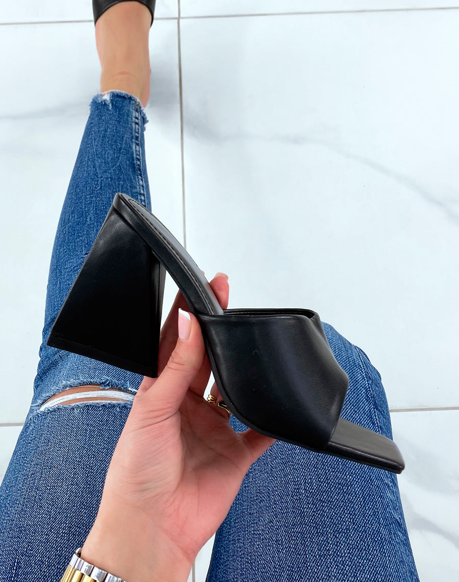 Mules noires à talon épais