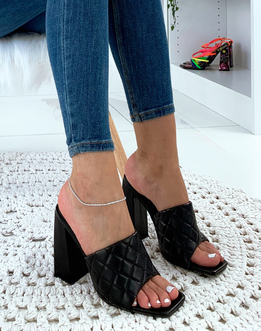 Mules noires à talons carrés et à larges brides matelassées