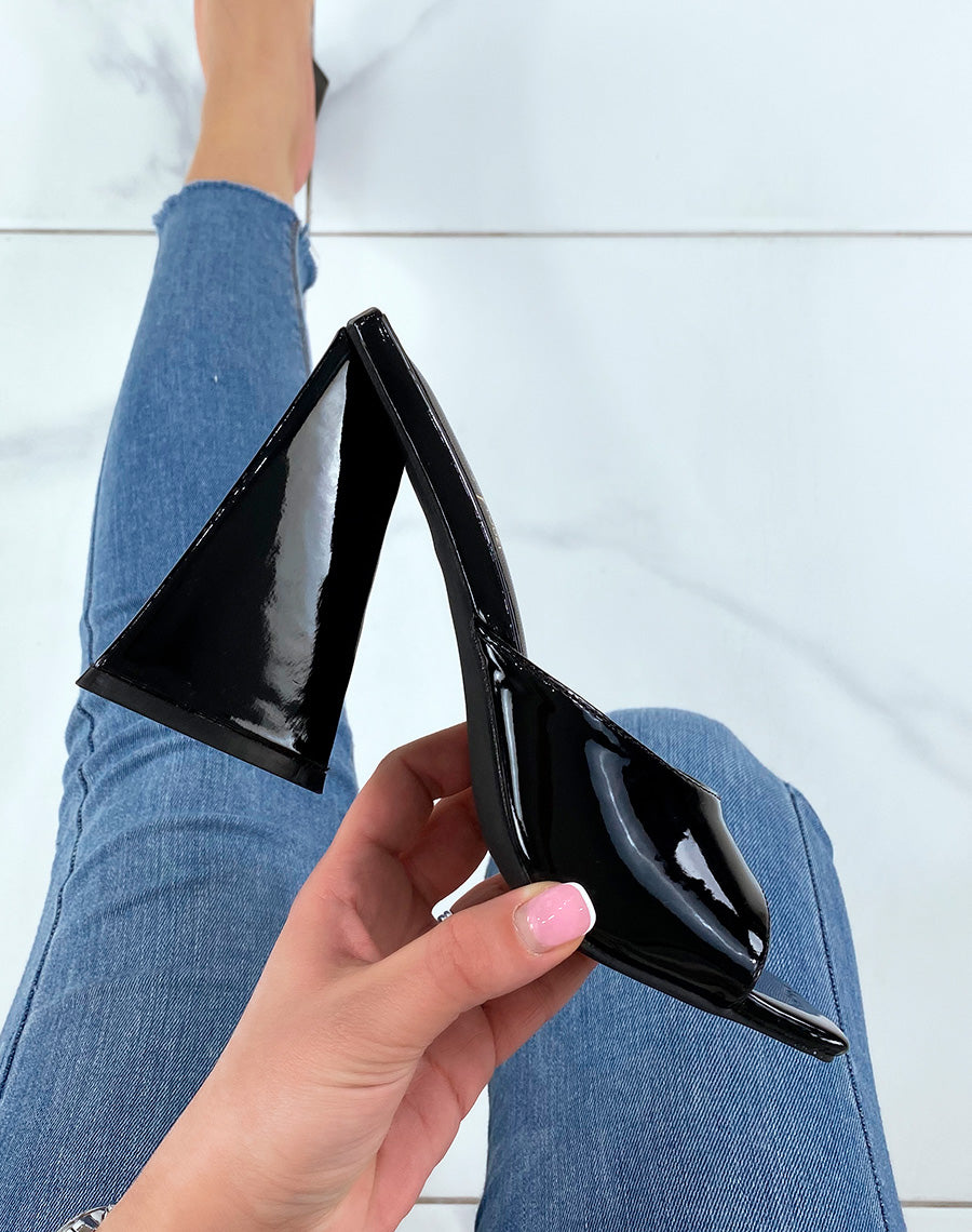 Mules noires vernies à talon triangulaire