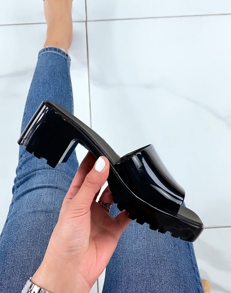 Mules noires vernis à petit talon carré
