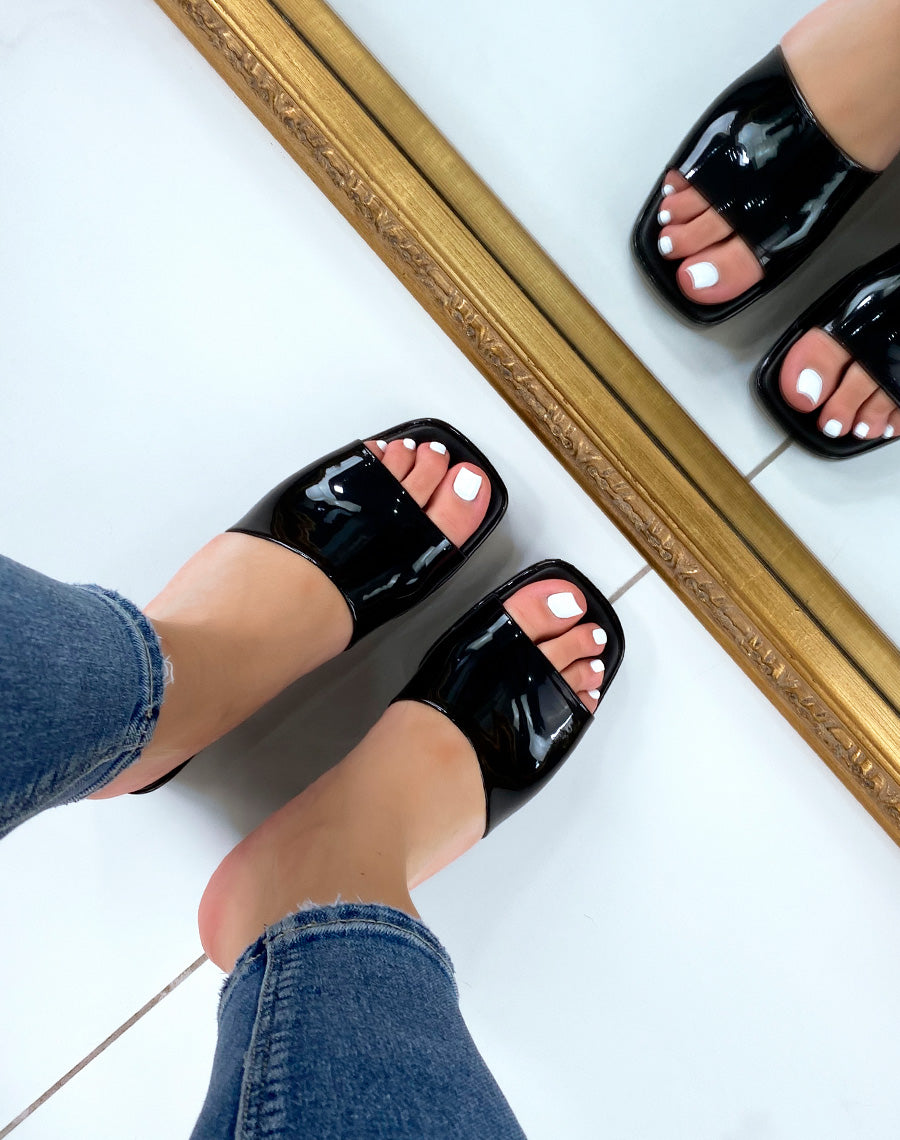 Mules noires vernis à petit talon carré