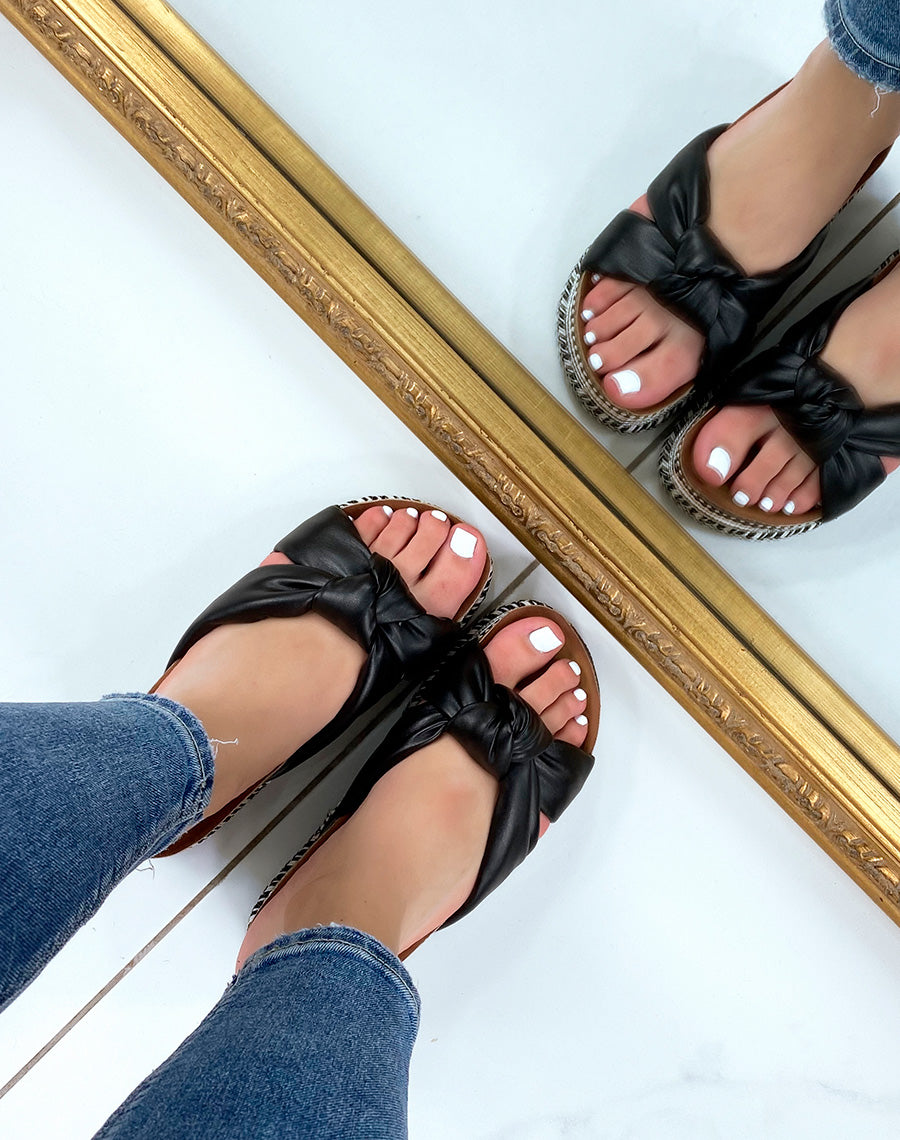 Mules nouées noires avec motifs aztèques