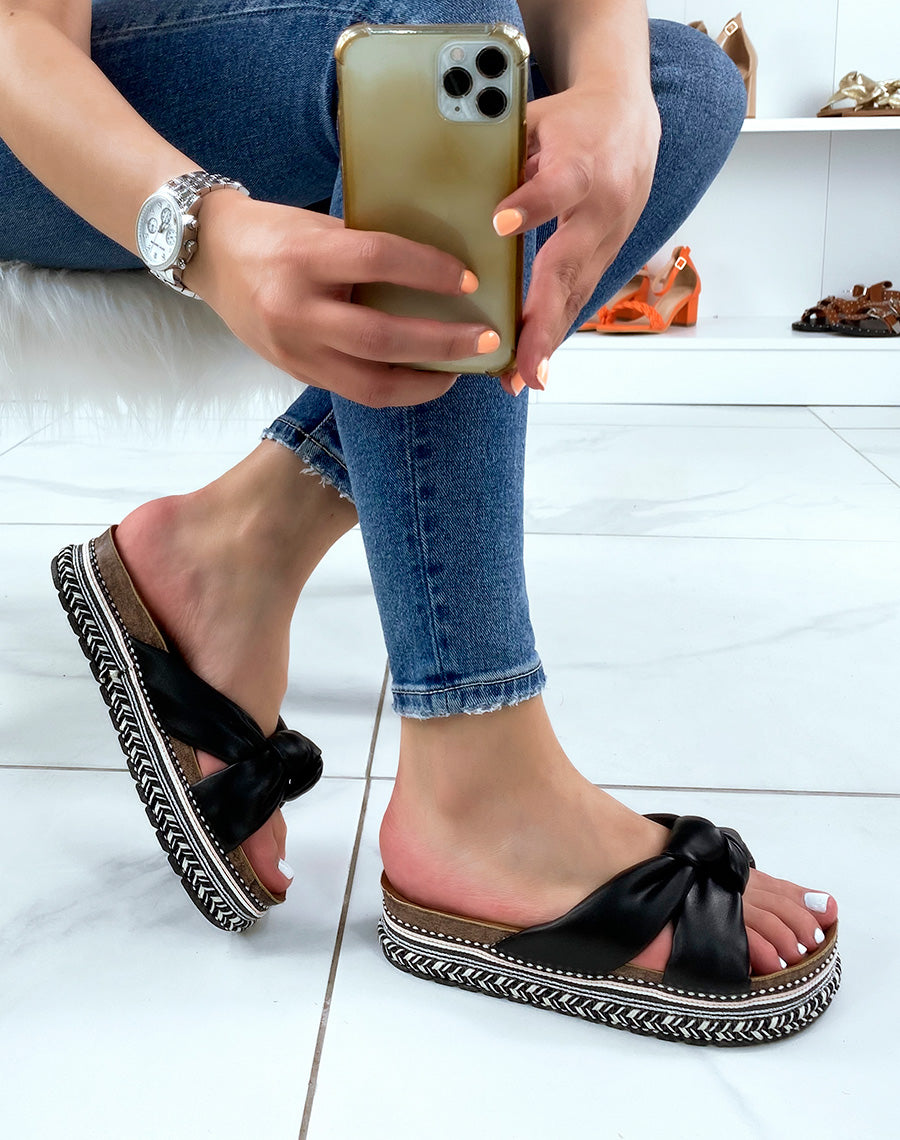 Mules nouées noires avec motifs aztèques