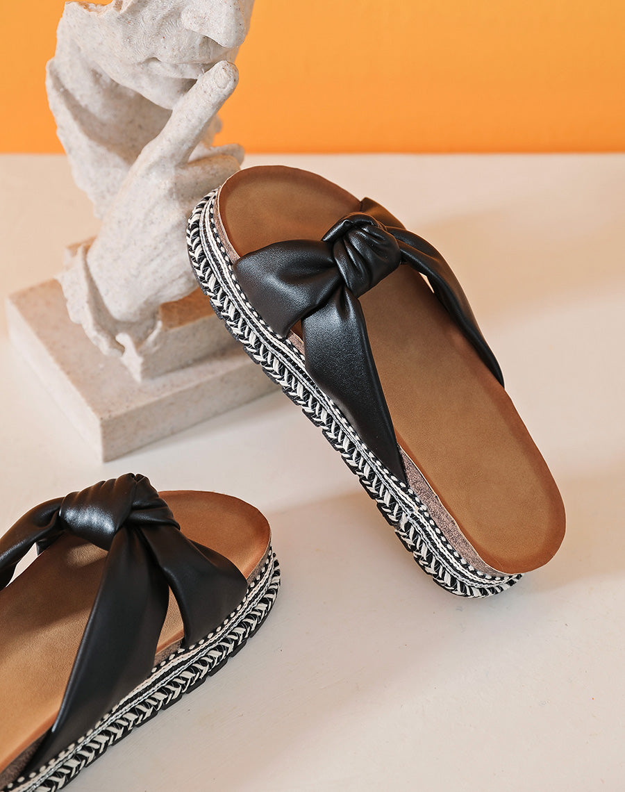 Mules nouées noires avec motifs aztèques