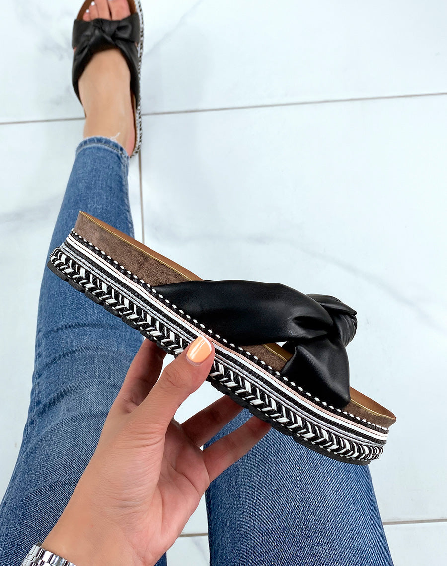 Mules nouées noires avec motifs aztèques