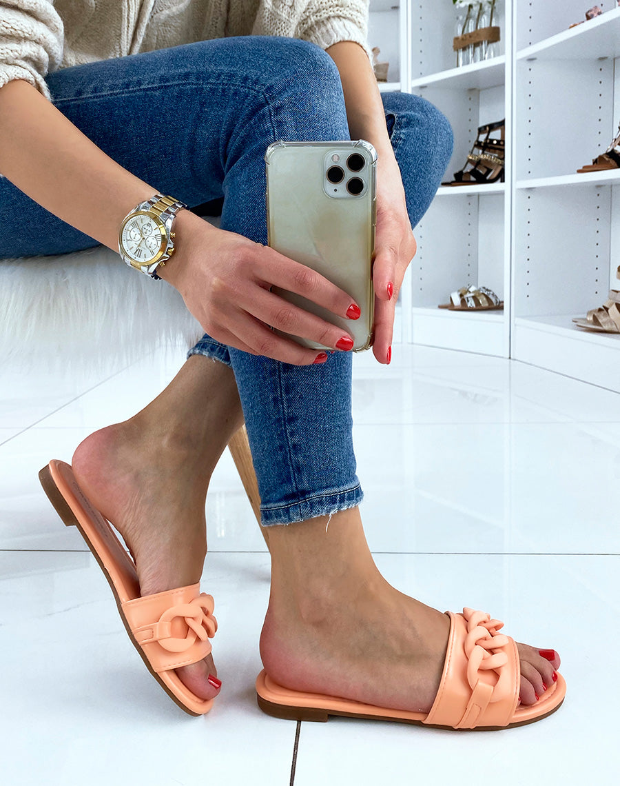 Mules oranges à détail en chaine effet mat