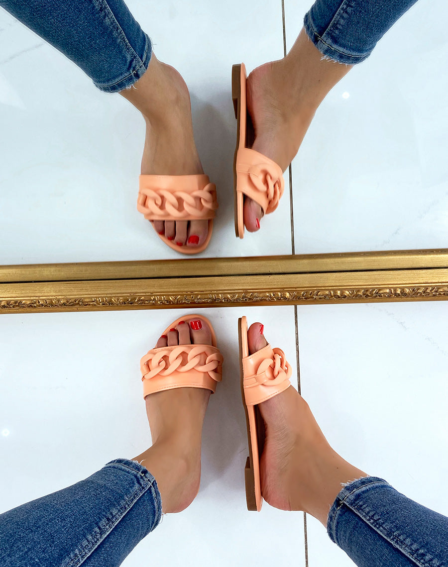 Mules oranges à détail en chaine effet mat