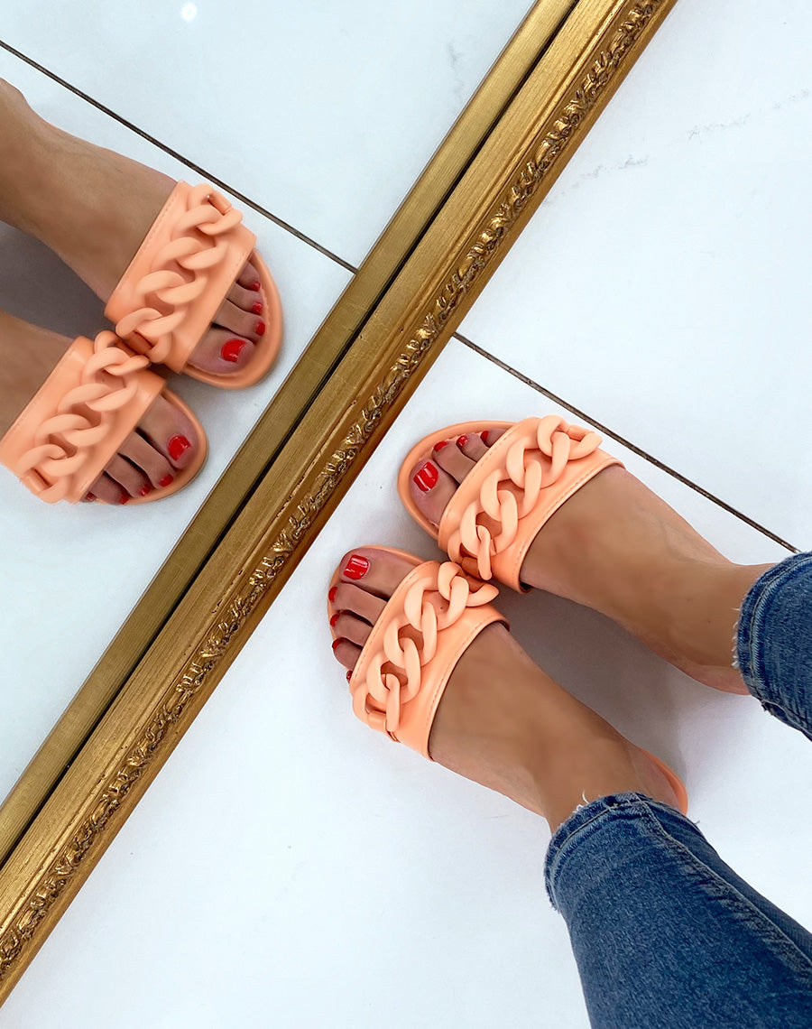 Mules oranges à détail en chaine effet mat