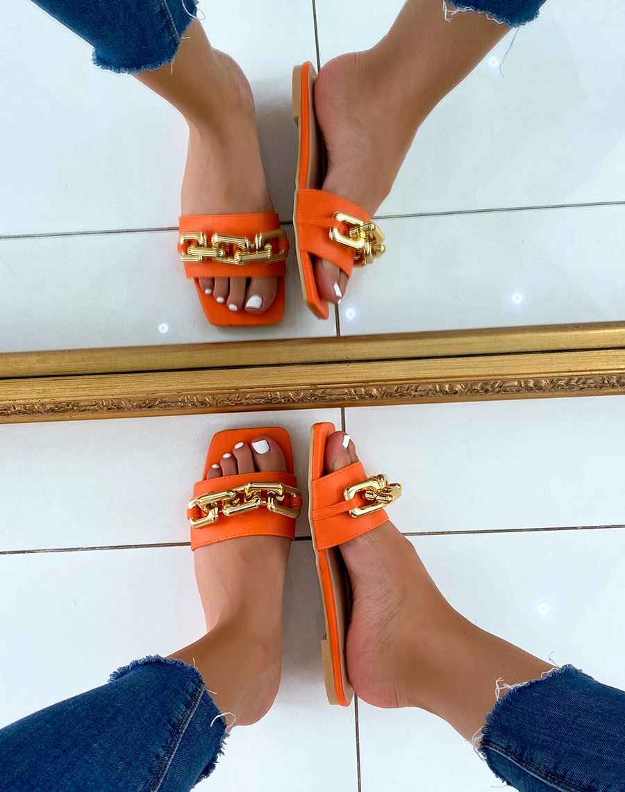 Mules oranges plates à grosse chaîne dorée et bout carré