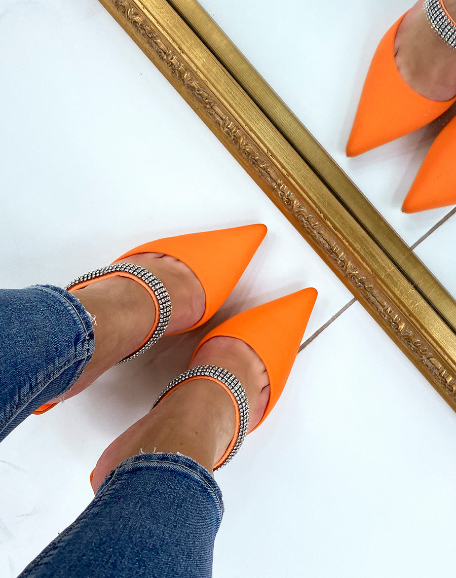 Mules oranges à talon bout pointu et lanière à strass