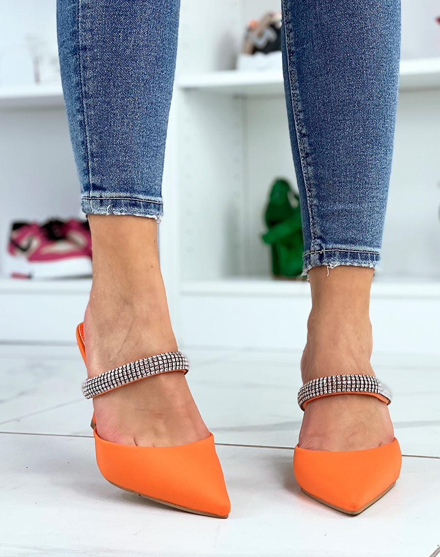 Mules oranges à talon bout pointu et lanière à strass