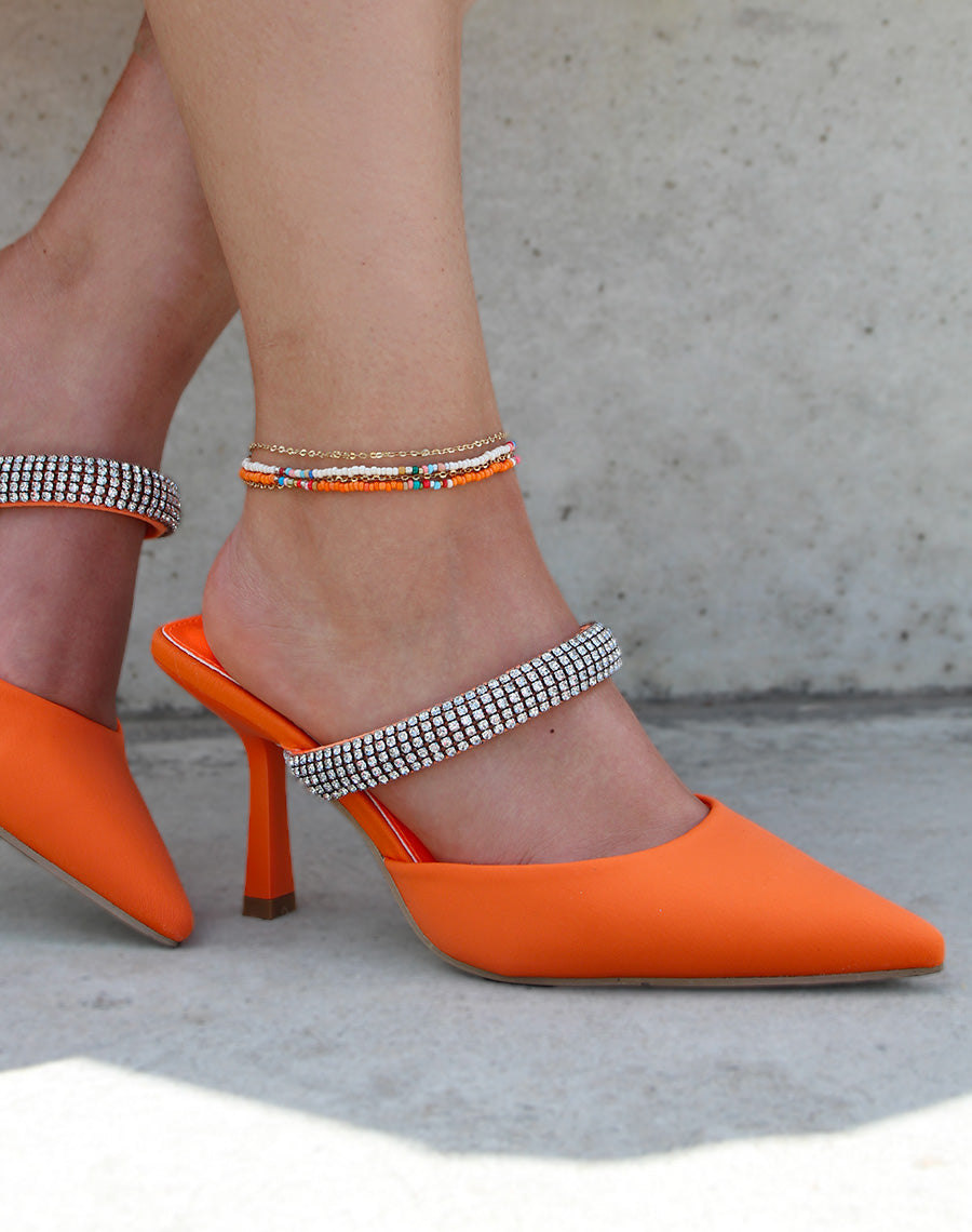 Mules oranges à talon bout pointu et lanière à strass