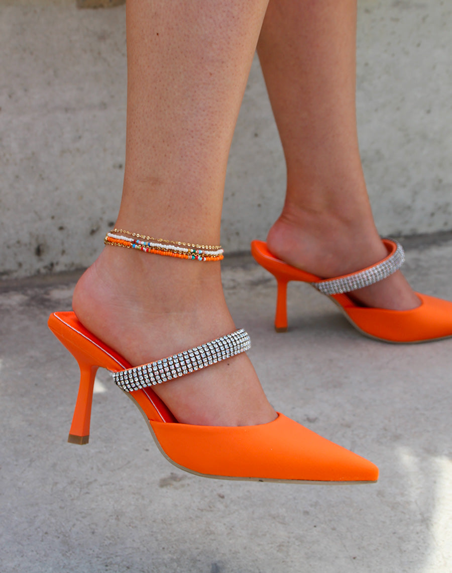Mules oranges à talon bout pointu et lanière à strass