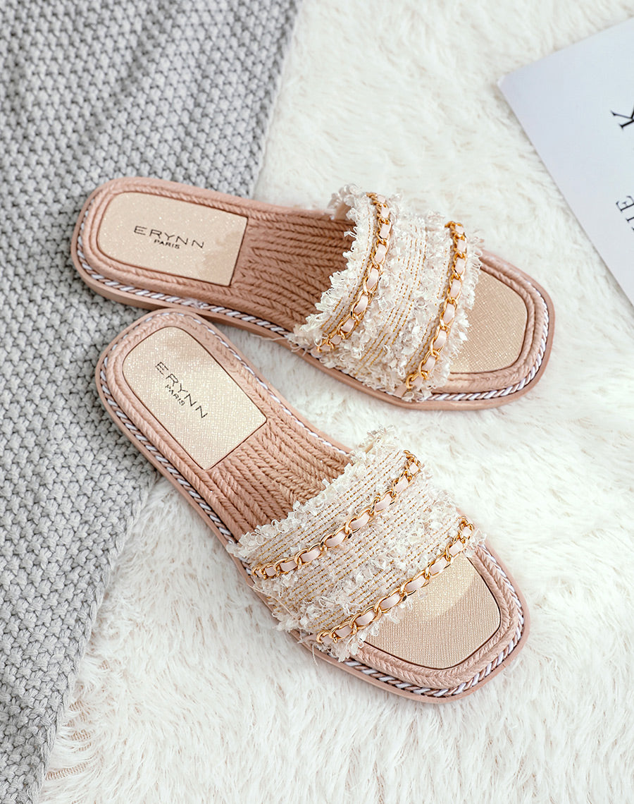 Mules plate beiges à multiples détails et fine chaîne dorée