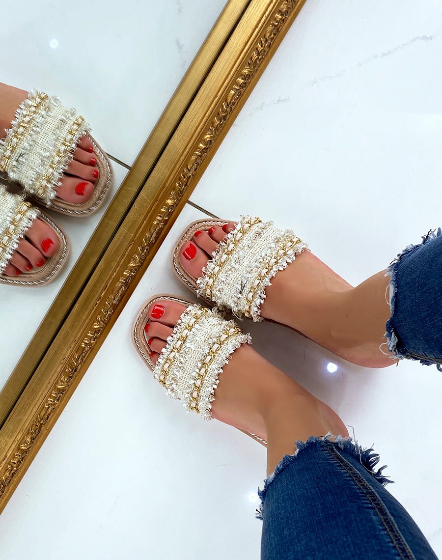 Mules plate beiges à multiples détails et fine chaîne dorée