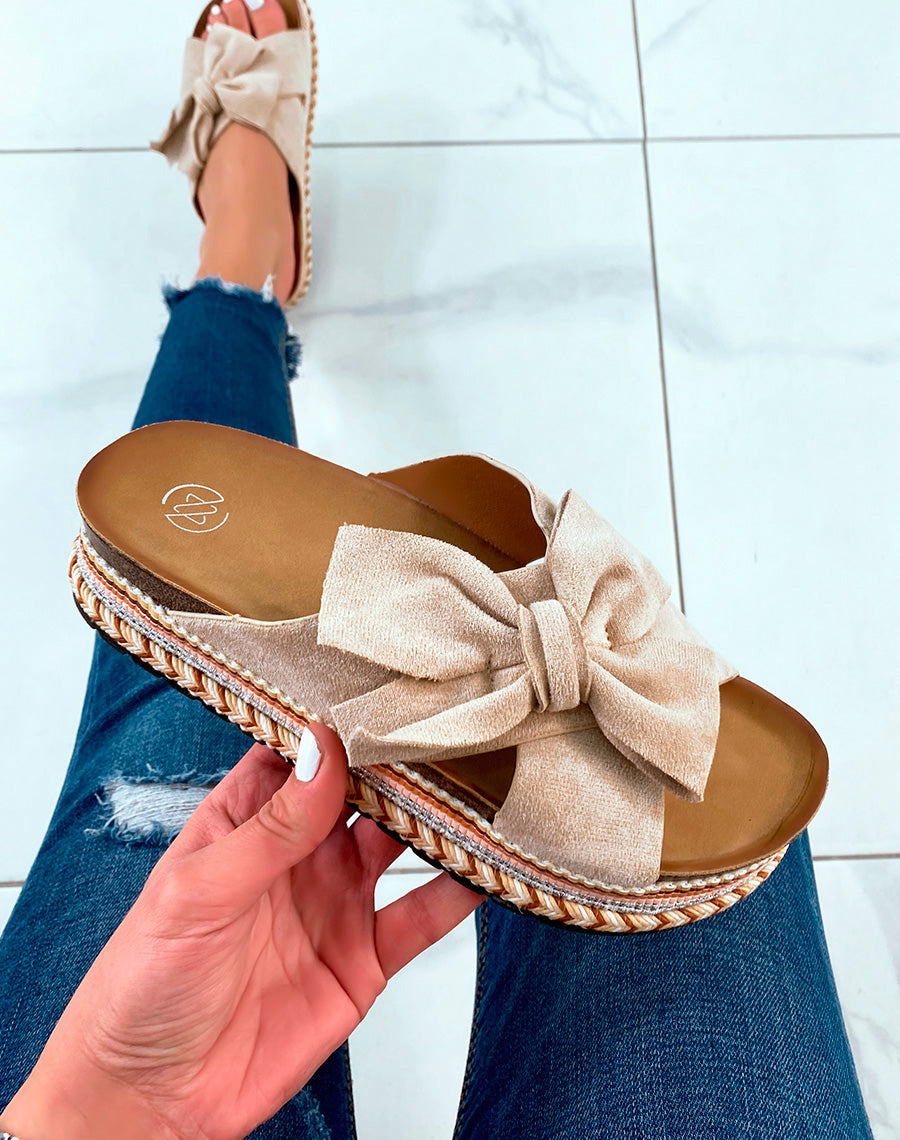 Mules à plateforme en suédine beige à gros noeud