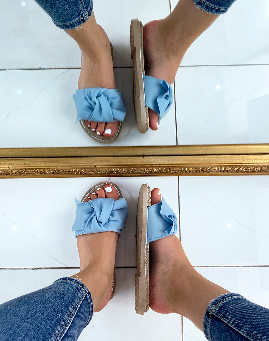 Mules plates baby blue à noeud