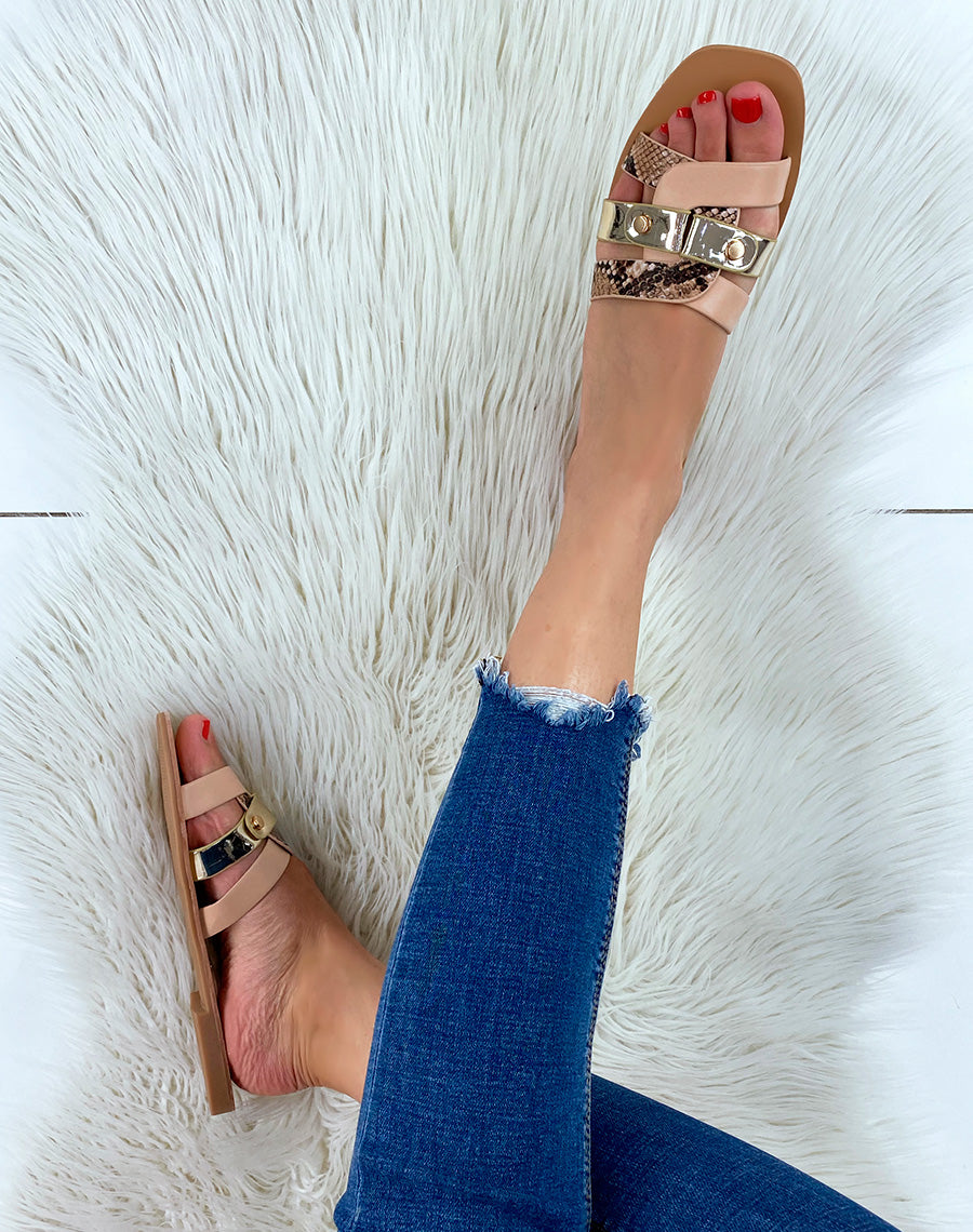 Mules plates beige rosé à brides entremêlées et détails python et dorés