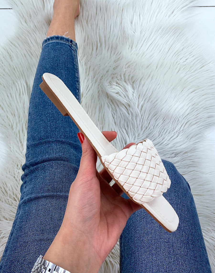 Mules plates beiges à bride tressée et bout carré