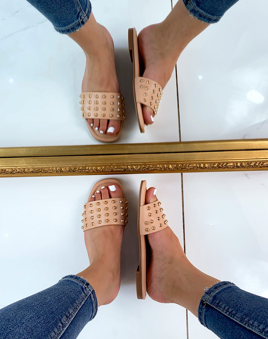 Mules plates beiges cloutées