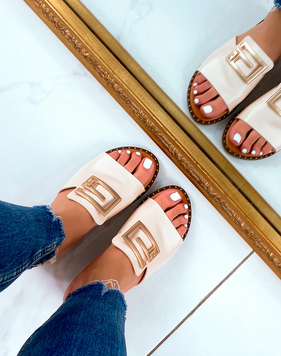 Mules plates beiges à détail doré