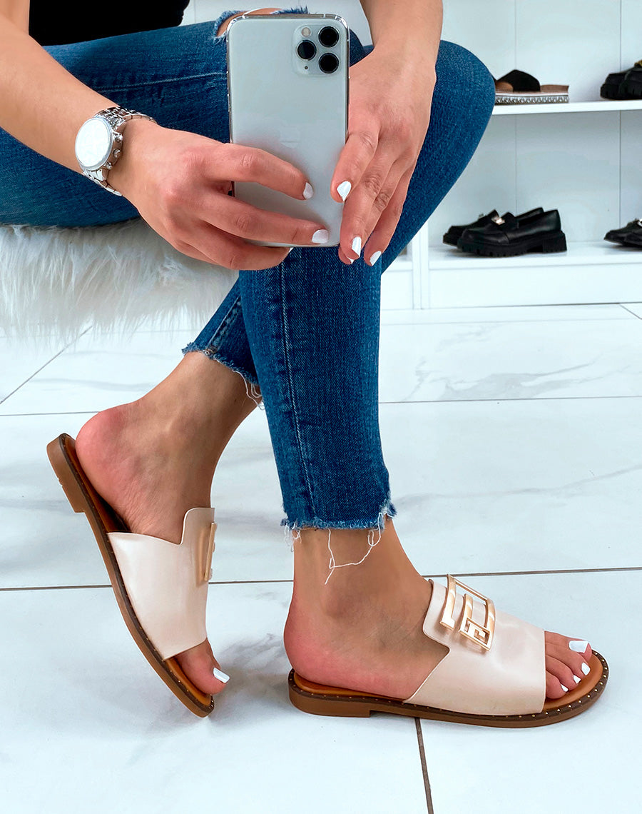 Mules plates beiges à détail doré