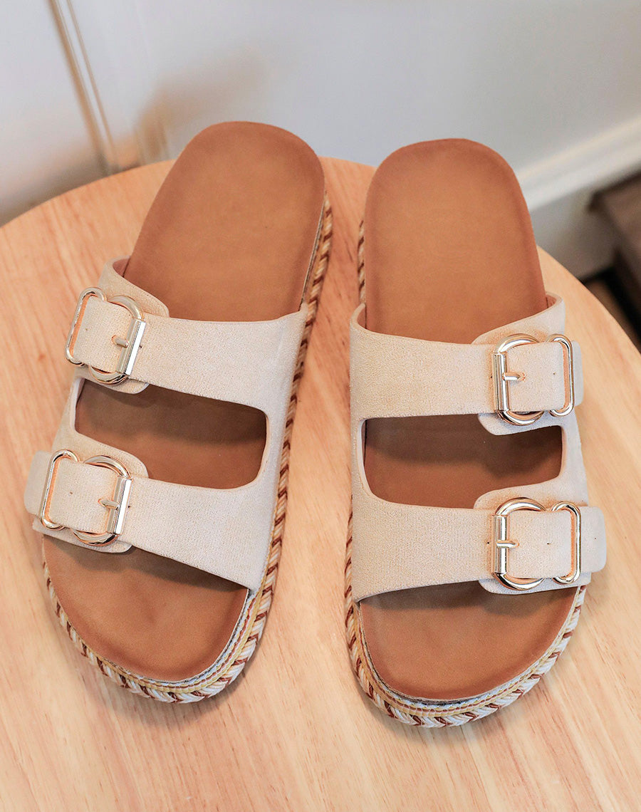 Mules plates beiges à double bride et semelle aztèque