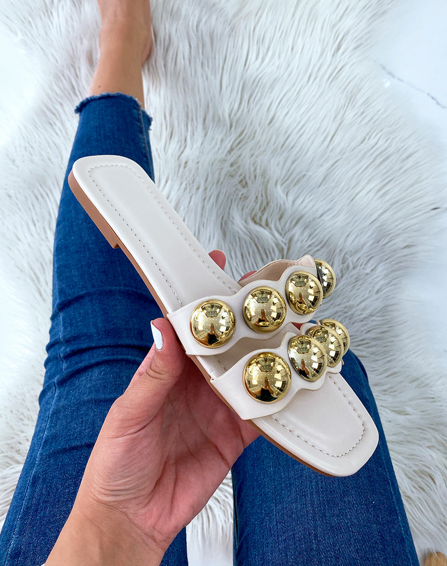 Mules plates beiges à double brides et perles dorées