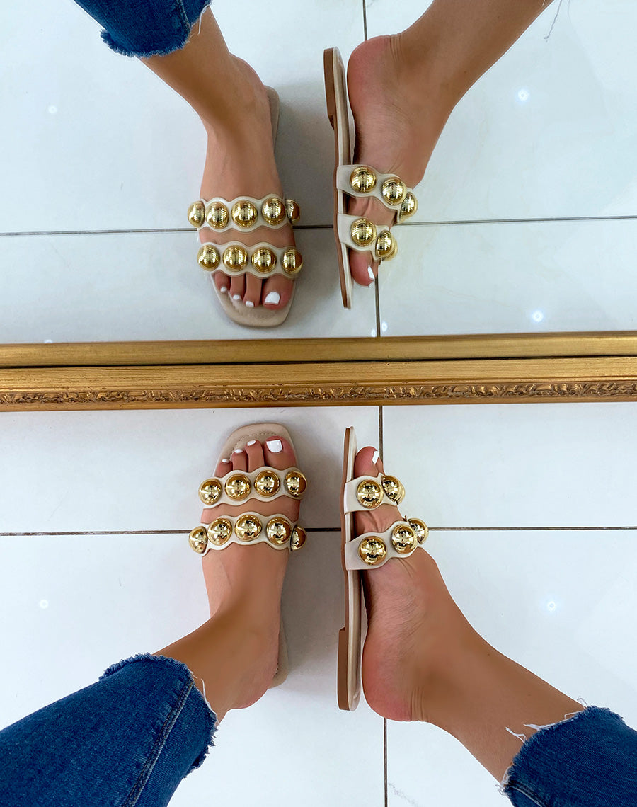Mules plates beiges à double brides et perles dorées